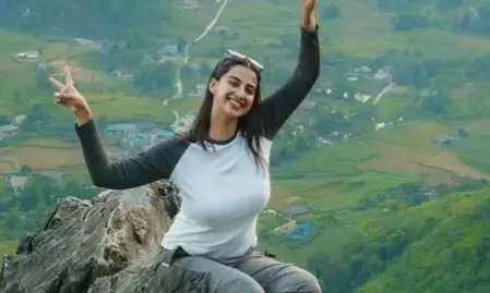 वियतनाम में बाइक ट्रिप करती नजर आईं एक्ट्रेस मीनाक्षी चौधरी वियतनाम में बाइक ट्रिप करती नजर आईं एक्ट्रेस मीनाक्षी चौधरी