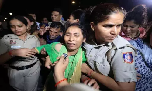 अंकिता भंडारी केस: पीड़ित परिवार को हिरासत में लेने के बाद पुलिस ने छोड़ा; पिता बोले- देशभर में होगा आंदोलन अंकिता भंडारी केस: पीड़ित परिवार को हिरासत में लेने के बाद पुलिस ने छोड़ा; पिता बोले- देशभर में होगा आंदोलन