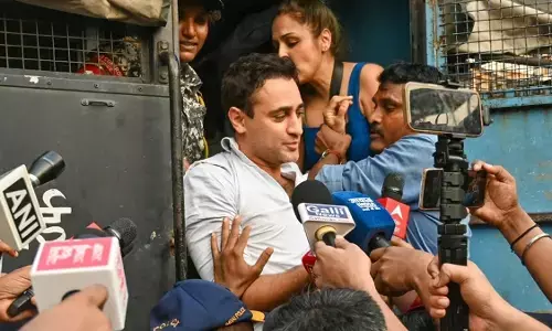 एक्टर इमरान खान की मुश्किलें बढ़ीं , जानें क्यों देश छोड़ने का जारी हुआ नोटिस एक्टर इमरान खान की मुश्किलें बढ़ीं , जानें क्यों देश छोड़ने का जारी हुआ नोटिस