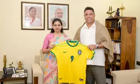 रक्षा खडसे ने ब्राजील के दिग्गज फुटबॉलर रोनाल्डो से मुलाकात की रक्षा खडसे ने ब्राजील के दिग्गज फुटबॉलर रोनाल्डो से मुलाकात की