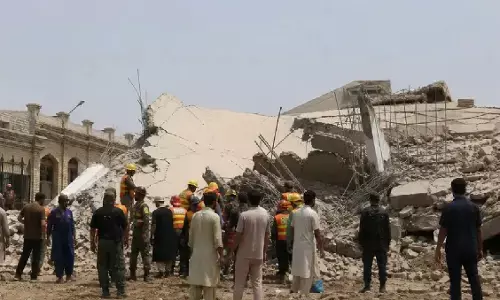 पाकिस्तान में बड़ा हादसा: पेशावर में स्कूल की छत गिरी, 17 बच्चों की मौत; रेस्क्यू ऑपरेशन जारी पाकिस्तान में बड़ा हादसा: पेशावर में स्कूल की छत गिरी, 17 बच्चों की मौत; रेस्क्यू ऑपरेशन जारी