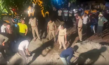 जोधपुर: 1,050 फुट गहरे बोरवेल में फंसे 9 वर्षीय बच्चे को बचाने के लिए बचाव अभियान जारी जोधपुर: 1,050 फुट गहरे बोरवेल में फंसे 9 वर्षीय बच्चे को बचाने के लिए बचाव अभियान जारी