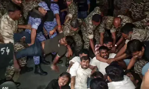 राजीव चौक मामले में FIR को लेकर NSUI का प्रदर्शन, विनोद जाखड़ समेत कार्यकर्ता धरने पर बैठे