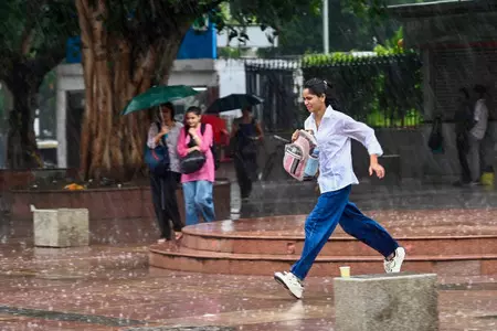 दिल्ली-एनसीआर में बारिश से बढ़ी ठंड दिल्ली-एनसीआर में बारिश से बढ़ी ठंड