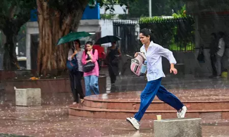 दिल्ली-एनसीआर में बारिश से बढ़ी ठंड दिल्ली-एनसीआर में बारिश से बढ़ी ठंड