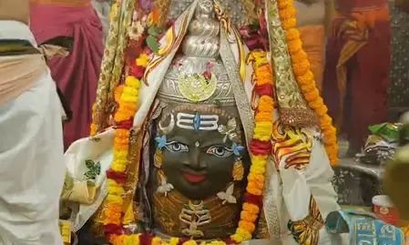 बेल पत्र और रुद्राक्ष की माला से सजे बाबा महाकाल बेल पत्र और रुद्राक्ष की माला से सजे बाबा महाकाल