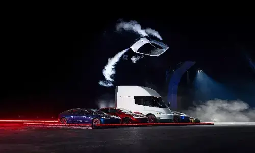 Tesla की उड़ने वाली कार रोडस्टर का डेमो, हवा में कलाबाजी कर सड़क पर लौटी कार Tesla की उड़ने वाली कार रोडस्टर का डेमो, हवा में कलाबाजी कर सड़क पर लौटी कार