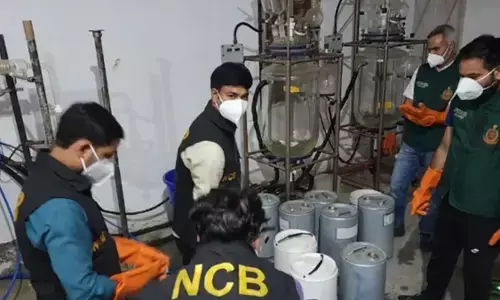 मादक पदार्थ नियंत्रण ब्यूरो की बड़ी कार्रवाई: ग्रेटर नोएडा में दो गुप्त नशा फैक्ट्रियां पकड़ीं, 45 करोड़ का नशीला पदार्थ बरामद मादक पदार्थ नियंत्रण ब्यूरो की बड़ी कार्रवाई: ग्रेटर नोएडा में दो गुप्त नशा फैक्ट्रियां पकड़ीं, 45 करोड़ का नशीला पदार्थ बरामद