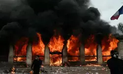 फ्रांस में महंगाई के खिलाफ प्रदर्शन हिंसक, आगजनी और लूटपाट से मचा हड़कंप; तख्तियों पर लिखा- ‘क्रांति या मौत’ फ्रांस में महंगाई के खिलाफ प्रदर्शन हिंसक, आगजनी और लूटपाट से मचा हड़कंप; तख्तियों पर लिखा- ‘क्रांति या मौत’
