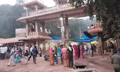ग्वालियर में मौत बनकर दौड़ा ट्रक, शीतला माता मंदिर के पास 12 श्रद्धालुओं की जान गई ग्वालियर में मौत बनकर दौड़ा ट्रक, शीतला माता मंदिर के पास 12 श्रद्धालुओं की जान गई