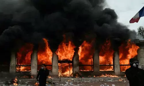 फ्रांस में महंगाई के खिलाफ प्रदर्शन हिंसक, आगजनी और लूटपाट से मचा हड़कंप; तख्तियों पर लिखा- ‘क्रांति या मौत’ फ्रांस में महंगाई के खिलाफ प्रदर्शन हिंसक, आगजनी और लूटपाट से मचा हड़कंप; तख्तियों पर लिखा- ‘क्रांति या मौत’