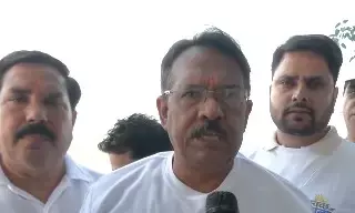 दिल्ली भाजपा प्रमुख मल्होत्रा ने लिया सफाई अभियान में हिस्सा, यमुना प्रदूषण को लेकर केजरीवाल की आलोचना दिल्ली भाजपा प्रमुख मल्होत्रा ने लिया सफाई अभियान में हिस्सा, यमुना प्रदूषण को लेकर केजरीवाल की आलोचना