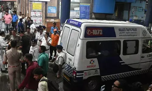 कोलकाता के पूजा पंडाल में मची भगदड़ में 19 लोगों की मौत कोलकाता के पूजा पंडाल में मची भगदड़ में 19 लोगों की मौत