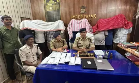 बिहार : दिल्ली से आकर भोजपुर में साइबर ठगी, गिरोह के नौ सदस्य गिरफ्तार बिहार : दिल्ली से आकर भोजपुर में साइबर ठगी, गिरोह के नौ सदस्य गिरफ्तार