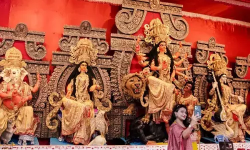 कोलकाता में सामुदायिक दुर्गा पूजा और राजनीति कोलकाता में सामुदायिक दुर्गा पूजा और राजनीति