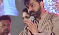 मुंगेर में दुर्गा पूजा मंच से पवन सिंह का बड़ा बयान: अक्षरा सिंह और उनके माता-पिता से मांगी सार्वजनिक माफी