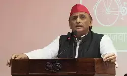 मतदाता सूची में गड़बड़ियां छोटी नहीं, बड़ी लापरवाही हैं, एसआईआर पर अखिलेश ने चुनाव आयोग को घेरा मतदाता सूची में गड़बड़ियां छोटी नहीं, बड़ी लापरवाही हैं, एसआईआर पर अखिलेश ने चुनाव आयोग को घेरा