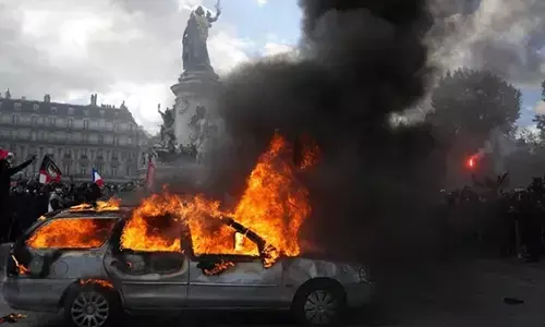 फ्रांस में महंगाई के खिलाफ प्रदर्शन हिंसक, पेरिस से बोर्डो तक आगजनी और लूटपाट; हजारों गिरफ्तार फ्रांस में महंगाई के खिलाफ प्रदर्शन हिंसक, पेरिस से बोर्डो तक आगजनी और लूटपाट; हजारों गिरफ्तार