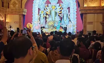 अष्टमी-नवमी के संधि-काल पर पंडालों में गूंजे मंत्र: पश्चिम बंगाल अष्टमी-नवमी के संधि-काल पर पंडालों में गूंजे मंत्र: पश्चिम बंगाल