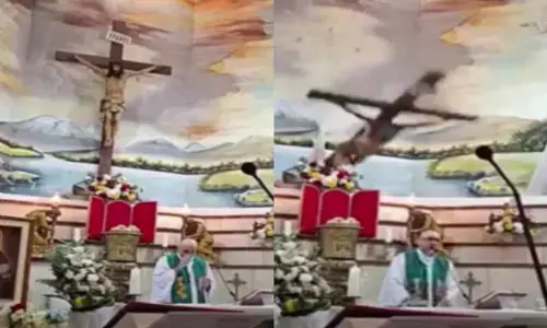 VIDEO : एक दिन हम सब भी मर जाएंगे, प्रार्थना के दौरान सिर पर क्रूस गिरने से पादरी की मौत