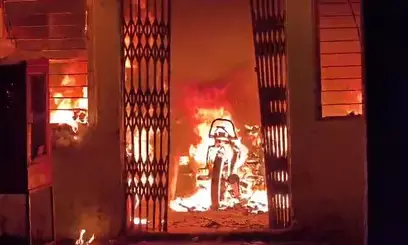 छत्तीसगढ़: बिलासपुर के अटल आवास में भीषण आग से हड़कंप, रस्सी के सहारे 75 से अधिक लोगों को बचाया गया छत्तीसगढ़: बिलासपुर के अटल आवास में भीषण आग से हड़कंप, रस्सी के सहारे 75 से अधिक लोगों को बचाया गया