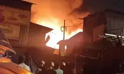 कोलकाता में भीषण आग से कई दुकानें जलकर खाक, दमकल की 15 गाड़ियों ने पाया काबू कोलकाता में भीषण आग से कई दुकानें जलकर खाक, दमकल की 15 गाड़ियों ने पाया काबू