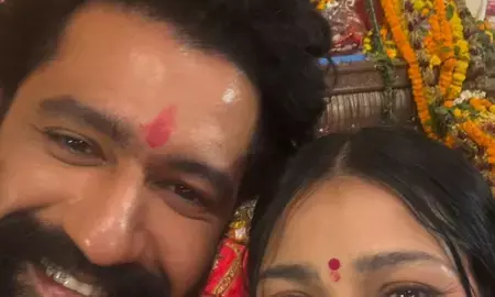 मुखर्जी परिवार की दुर्गा पूजा में पहुंचे विक्की कौशल