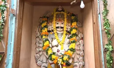 साल में एक बार दशहरे के दिन खुलता है ये मंदिर साल में एक बार दशहरे के दिन खुलता है ये मंदिर