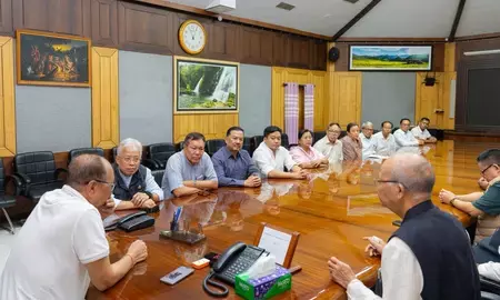 मणिपुर के मुख्यमंत्री ने हत्याओं के बीच इंडिया ब्लॉक के नेताओं से मुलाकात की मणिपुर के मुख्यमंत्री ने हत्याओं के बीच इंडिया ब्लॉक के नेताओं से मुलाकात की