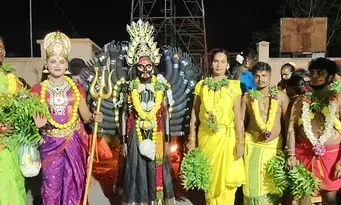 दशहरा उत्सव : किन्नर समुदाय के लोगों ने देवी काली का रूप धारण कर पूरी कीं मन्नतें