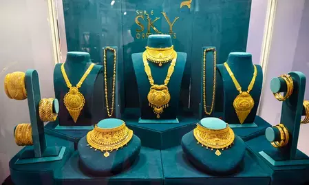 सोने-चांदी में 1 प्रतिशत तक की गिरावट सोने-चांदी में 1 प्रतिशत तक की गिरावट