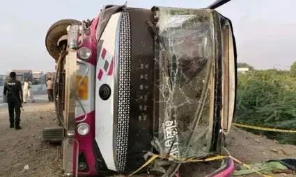 पंजाब में हाईवे पर यात्री बस पलटने से 10 की मौत: पाकिस्तान