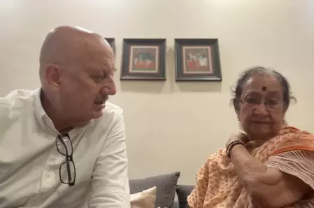 अनुपम खेर ने शेयर किया इमोशनल नोट, कहा- मां से मिले दो महीने हो गए, पूछ रही हैं, तू कब आएगा? अनुपम खेर ने शेयर किया इमोशनल नोट, कहा- मां से मिले दो महीने हो गए, पूछ रही हैं, तू कब आएगा?