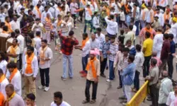 जबलपुर में दशहरा जुलूस के दौरान दो गुटों में झड़प: पुलिसकर्मी और युवक घायल, इलाके में भारी पुलिस बल तैनात जबलपुर में दशहरा जुलूस के दौरान दो गुटों में झड़प: पुलिसकर्मी और युवक घायल, इलाके में भारी पुलिस बल तैनात