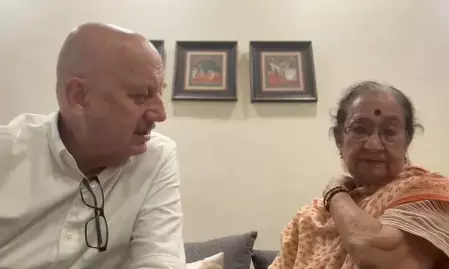 अनुपम खेर ने शेयर किया इमोशनल नोट, कहा- मां से मिले दो महीने हो गए, पूछ रही हैं, तू कब आएगा?