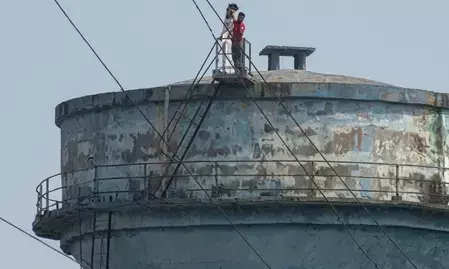 गिरिडीह में चार साल के बच्चे को लेकर 150 फीट ऊंची पानी टंकी पर चढ़ा युवक, तीन घंटे की मशक्कत के बाद सुरक्षित उतारा गया