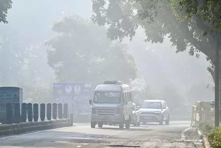 दिल्ली-एनसीआर में ठंड के साथ बढ़ रहा प्रदूषण का स्तर दिल्ली-एनसीआर में ठंड के साथ बढ़ रहा प्रदूषण का स्तर