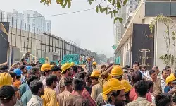 नोएडा की आइवरी काउंटी सोसाइटी में बड़ा हादसा: 12वीं मंजिल से गिरकर मजदूर की मौत, परिजनों का हंगामा; ठेकेदार फरार नोएडा की आइवरी काउंटी सोसाइटी में बड़ा हादसा: 12वीं मंजिल से गिरकर मजदूर की मौत, परिजनों का हंगामा; ठेकेदार फरार