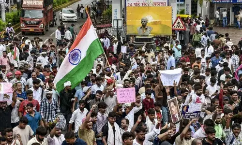 खुशबू आ नहीं सकती कभी कागज के फूलों से