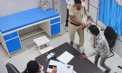 महाराष्ट्र: मेडिकल कराने आए आरोपी ने महिला डॉक्टर को जड़ा थप्पड़, डॉक्टरों की सुरक्षा को लेकर गंभीर सवाल महाराष्ट्र: मेडिकल कराने आए आरोपी ने महिला डॉक्टर को जड़ा थप्पड़, डॉक्टरों की सुरक्षा को लेकर गंभीर सवाल