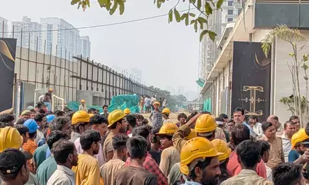 नोएडा की आइवरी काउंटी सोसाइटी में बड़ा हादसा: 12वीं मंजिल से गिरकर मजदूर की मौत, परिजनों का हंगामा; ठेकेदार फरार नोएडा की आइवरी काउंटी सोसाइटी में बड़ा हादसा: 12वीं मंजिल से गिरकर मजदूर की मौत, परिजनों का हंगामा; ठेकेदार फरार