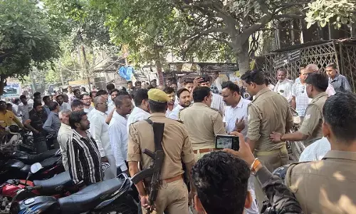 एमएलसी चुनाव के दौरान भाजपा-सपा कार्यकर्ताओं में नोकझोंक, पुलिस ने संभाला मोर्चा एमएलसी चुनाव के दौरान भाजपा-सपा कार्यकर्ताओं में नोकझोंक, पुलिस ने संभाला मोर्चा