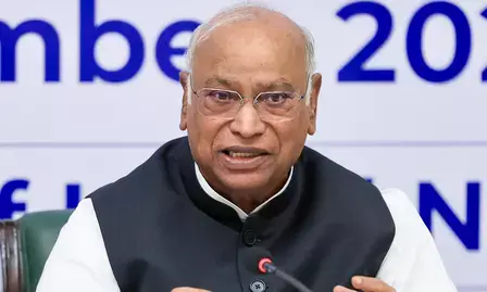 अरुणाचल में झड़पों और बढ़ते व्यापार घाटे पर खड़गे ने केंद्र सरकार को घेरा, बोले- चीन को क्लीन चिट देना बंद करें अरुणाचल में झड़पों और बढ़ते व्यापार घाटे पर खड़गे ने केंद्र सरकार को घेरा, बोले- चीन को क्लीन चिट देना बंद करें