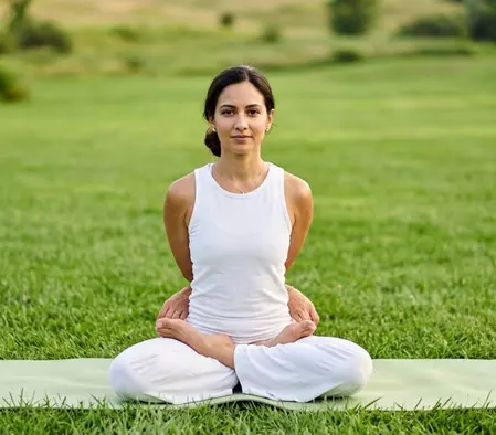 बद्ध पद्मासन : पाचन से लेकर रीढ़ तक के लिए है रामबाण बद्ध पद्मासन : पाचन से लेकर रीढ़ तक के लिए है रामबाण