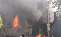 नोएडा में एमिटी के सामने 5 दुकानों में लगी आग, सिलेंडर फटने की सूचना से मची अफरा-तफरी नोएडा में एमिटी के सामने 5 दुकानों में लगी आग, सिलेंडर फटने की सूचना से मची अफरा-तफरी