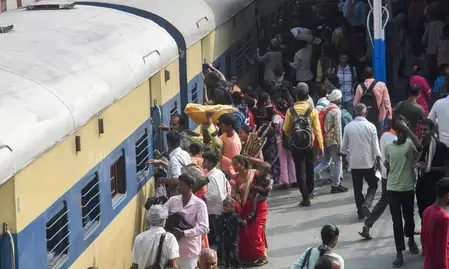 दिवाली-छठ पर सुरक्षित यात्रा के लिए रेलवे की बड़ी तैयारी: भीड़ प्रबंधन और सुरक्षा को लेकर जीआरपी-आरपीएफ ने बनाई खास रणनीति दिवाली-छठ पर सुरक्षित यात्रा के लिए रेलवे की बड़ी तैयारी: भीड़ प्रबंधन और सुरक्षा को लेकर जीआरपी-आरपीएफ ने बनाई खास रणनीति
