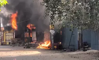 नोएडा में रायपुर मंदिर के पीछे खाने की दुकानों में लगी भीषण आग, सिलेंडर ब्लास्ट से मचा हड़कंप नोएडा में रायपुर मंदिर के पीछे खाने की दुकानों में लगी भीषण आग, सिलेंडर ब्लास्ट से मचा हड़कंप
