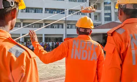 तमिलनाडु: नीलगिरि में भूस्खलन से जनजीवन प्रभावित, ऊटी में एनडीआरएफ की दो टीमें तैनात तमिलनाडु: नीलगिरि में भूस्खलन से जनजीवन प्रभावित, ऊटी में एनडीआरएफ की दो टीमें तैनात