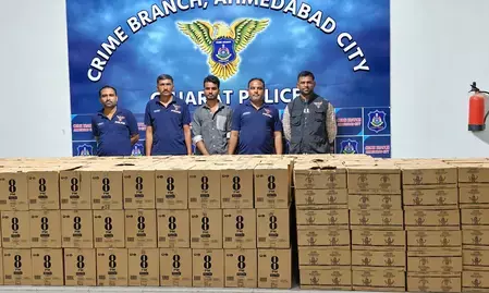 अहमदाबाद क्राइम ब्रांच का एक्शन- मूंगफली की आड़ में शराब तस्करी का भंडाफोड़, तस्कर गिरफ्तार अहमदाबाद क्राइम ब्रांच का एक्शन- मूंगफली की आड़ में शराब तस्करी का भंडाफोड़, तस्कर गिरफ्तार
