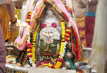 बाबा महाकाल : भस्म आरती में बड़ी संख्या में शामिल हुए श्रद्धालु बाबा महाकाल : भस्म आरती में बड़ी संख्या में शामिल हुए श्रद्धालु